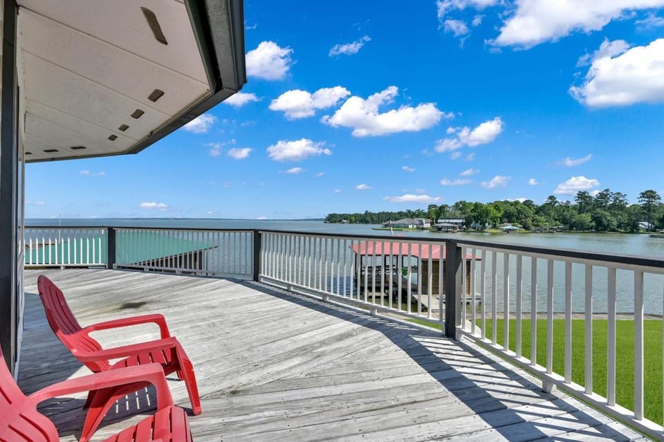 Lighthouse Views & Lake Vibes – 4BR Retreat in Livingston, TX House in Lake Livingston