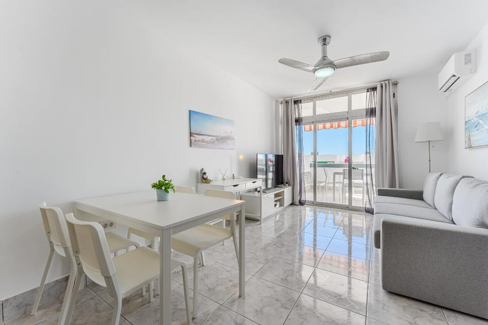 TV and multimedia, Living room, Seating area, air conditioner
