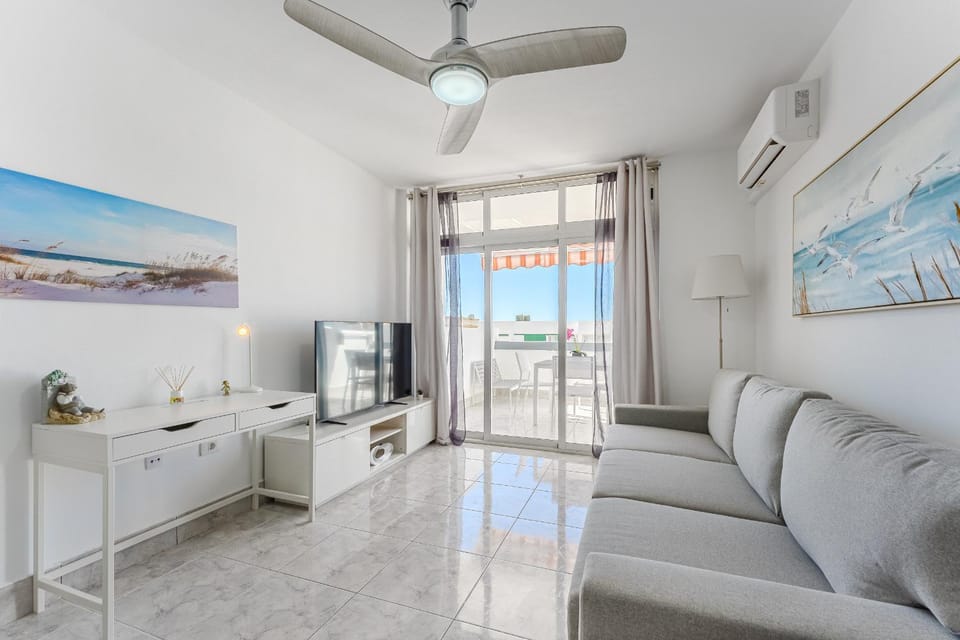 TV and multimedia, Living room, Seating area, Evening entertainment, air conditioner