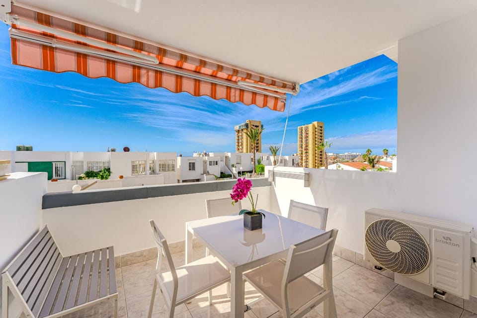 Day, View (from property/room), Balcony/Terrace, Living room, Seating area, Dining area