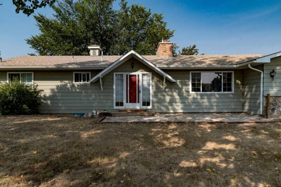 Spacious Dual-Home Mountain Escape with Hot Tub and Creek Views Near Trails in Lander, Wyoming House in Lander