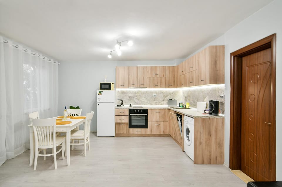 Kitchen or kitchenette, Dining area, microwave, oven, stove
