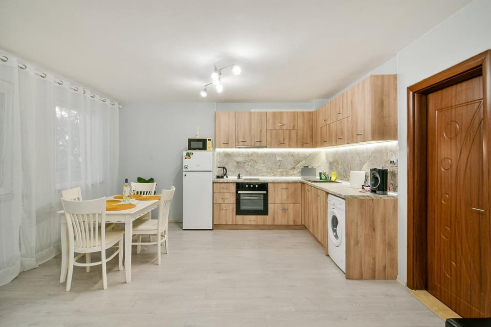 Coffee/tea facilities, Kitchen or kitchenette, Dining area, oven, stove, toaster