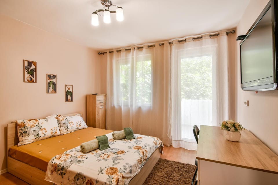 Bed, TV and multimedia, Photo of the whole room, Seating area, Bedroom