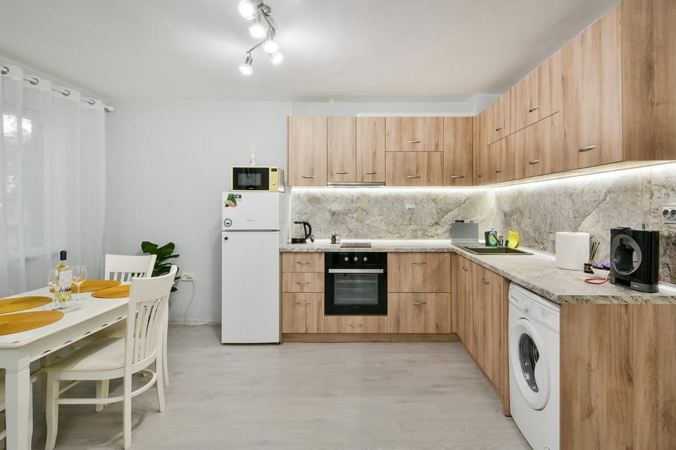 Coffee/tea facilities, Kitchen or kitchenette, Dining area, dishwasher, oven, stove, toaster, washing machine