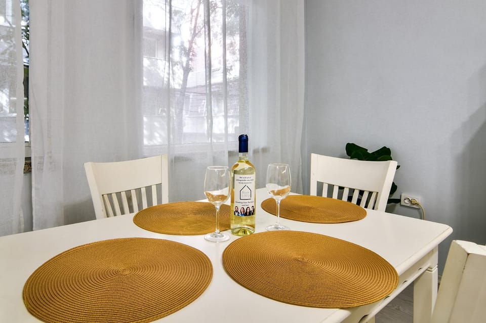 Food and drinks, Dining area, Drinks, Alcoholic drinks