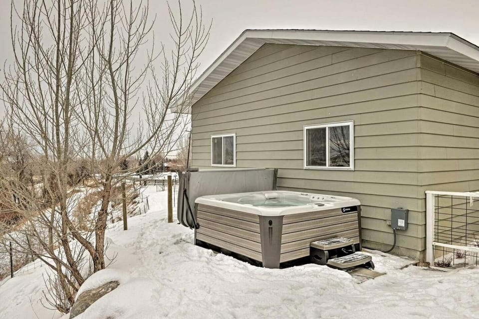 Tranquil Mountain Guesthouse with Hot Tub and Creek Views Near Trails in Lander, Wyoming House in Lander