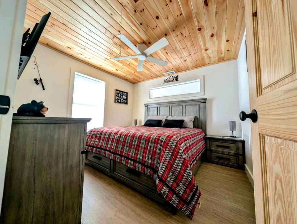Peaceful Lakeside Cottage with Fire Pit & Screened Porch near Flanders Pond in Sullivan, Maine House in Sullivan