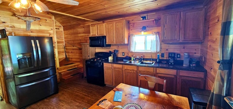 Vibrant Cozy Cabin Haven Near Moosehead Lake, Maine Cabin in Moosehead Lake