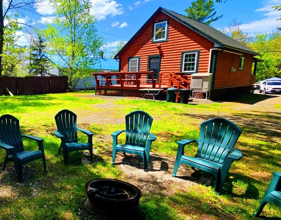 Vibrant Cozy Cabin Haven Near Moosehead Lake, Maine Cabin in Moosehead Lake