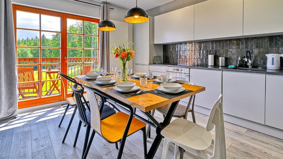 Coffee/tea facilities, Kitchen or kitchenette, Dining area, stove