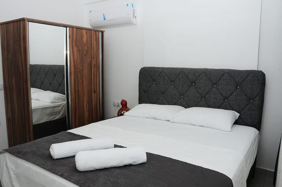 Bed, Bedroom, towels