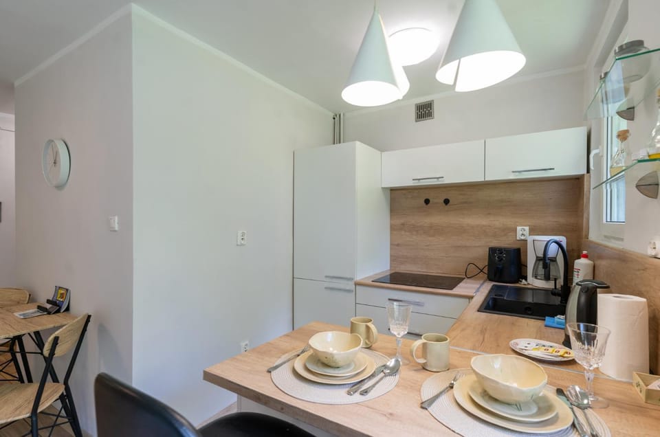 Coffee/tea facilities, Kitchen or kitchenette, Dining area, oven, stove