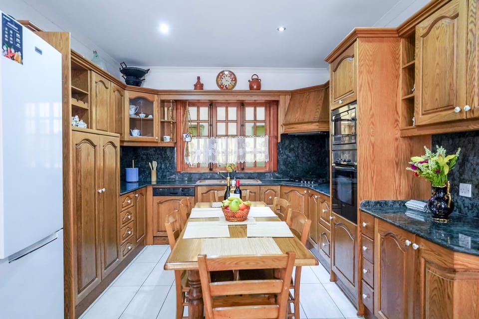 Kitchen or kitchenette, Seating area, Dining area