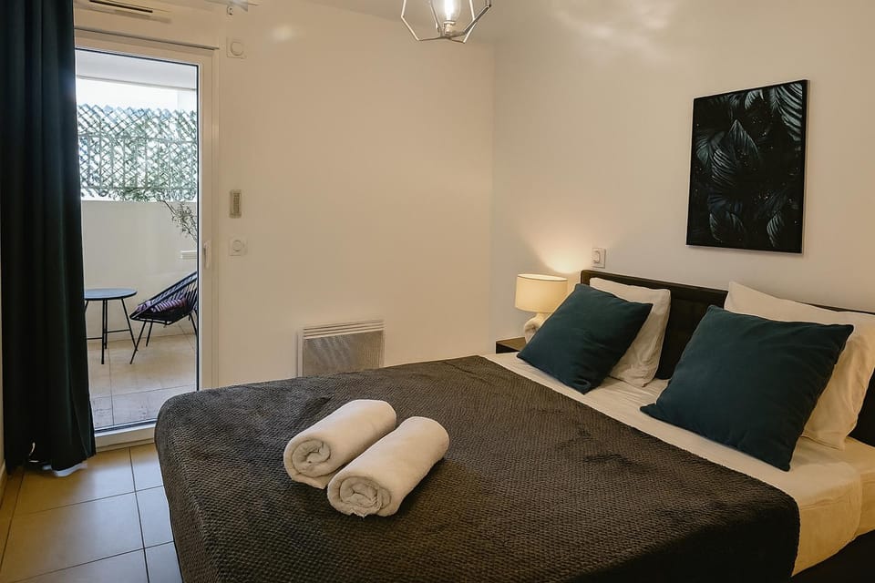 Bed, Photo of the whole room, Bedroom, towels