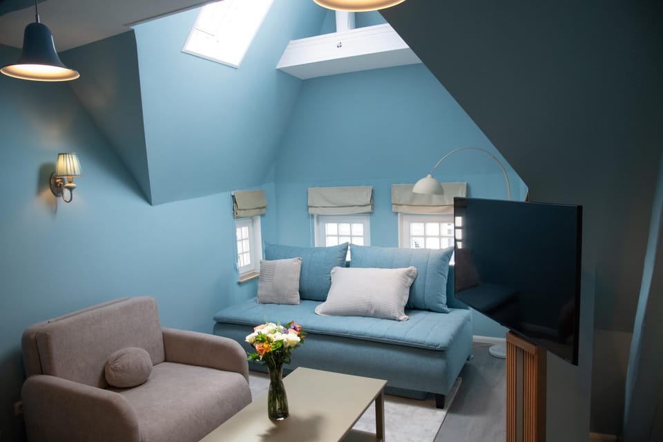 Communal lounge/ TV room, TV and multimedia, Living room, Seating area, Evening entertainment