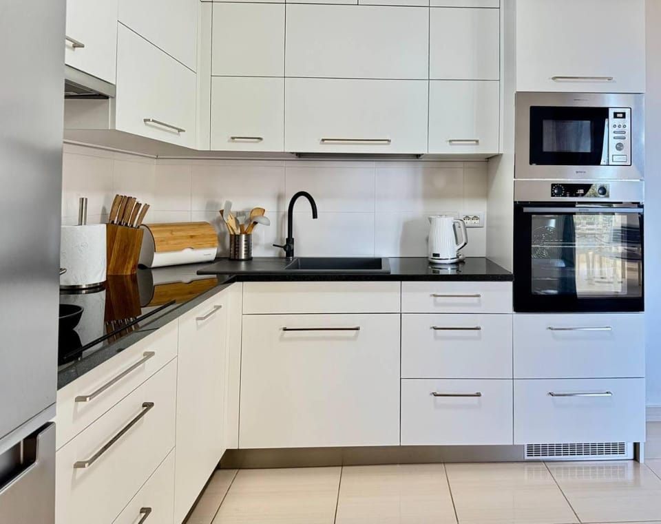 Coffee/tea facilities, Kitchen or kitchenette, oven, stove