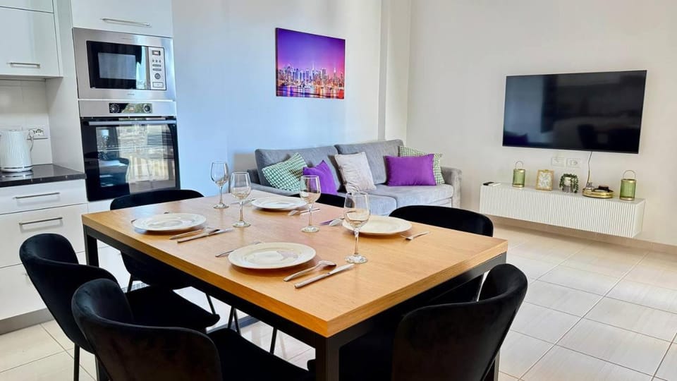 TV and multimedia, Kitchen or kitchenette, Living room, Seating area, Dining area, Evening entertainment, oven, stove