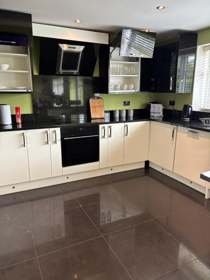 5BR Near Chester for Contractors w Parking Apartment in Wales