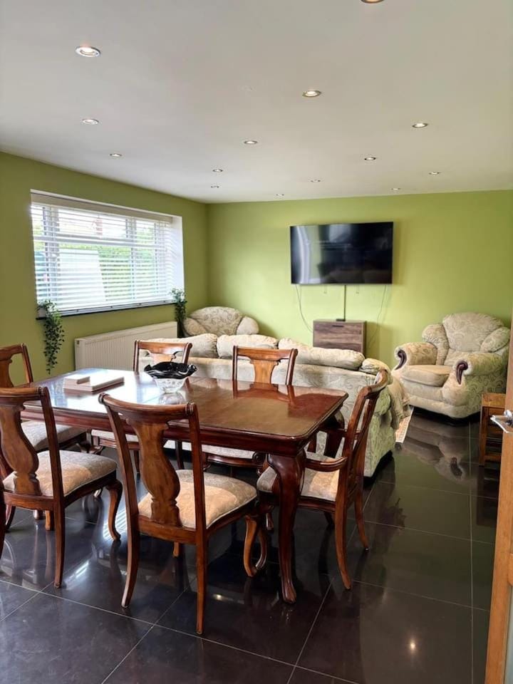 5BR Near Chester for Contractors w Parking Apartment in Wales