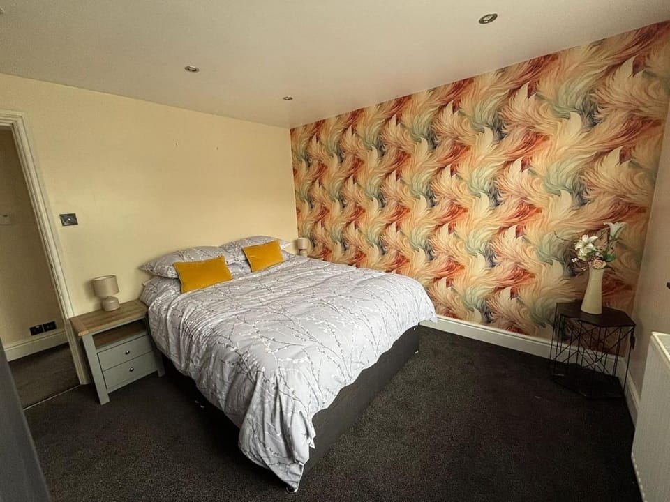 5BR Near Chester for Contractors w Parking Apartment in Wales
