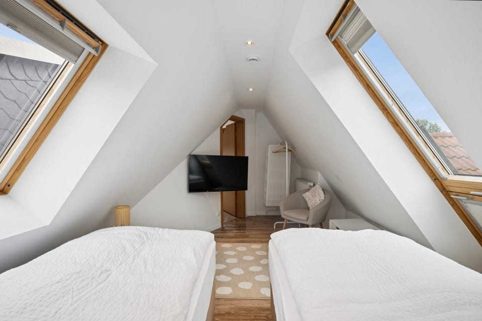 Bed, TV and multimedia, Bedroom, wardrobe