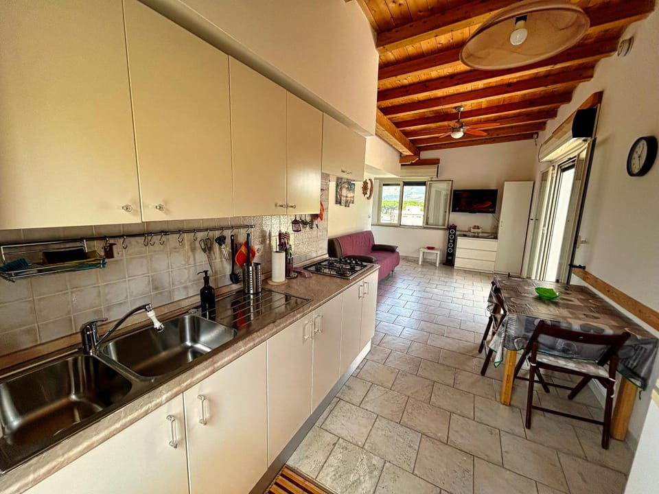 Kitchen or kitchenette, Dining area, stove