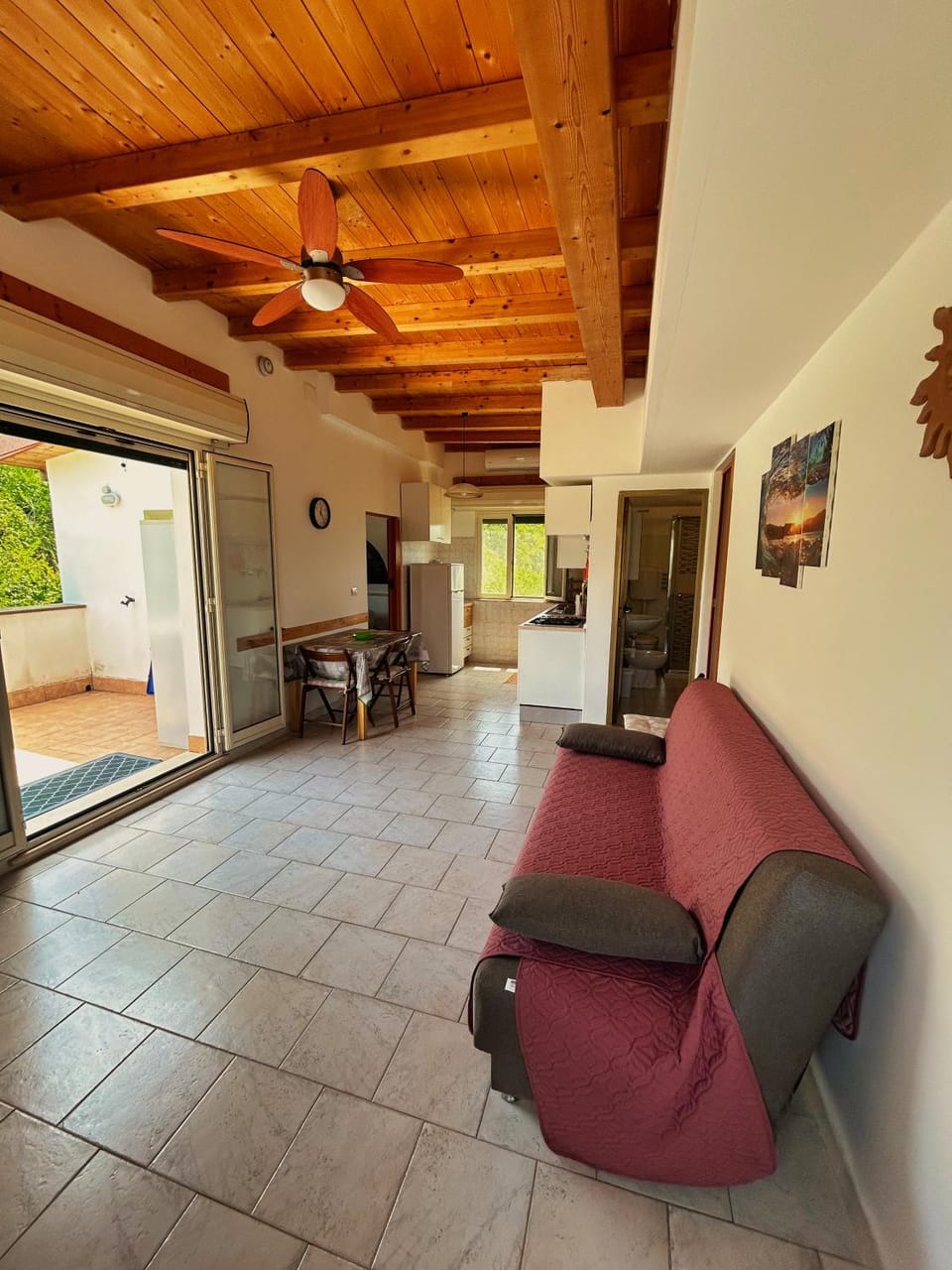 TV and multimedia, Living room, Seating area, Dining area