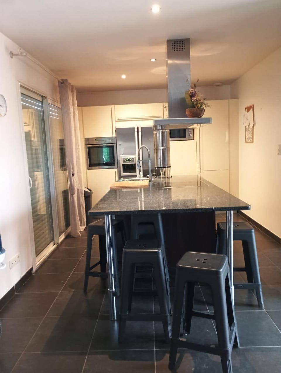 Kitchen or kitchenette, Dining area, minibar, oven, pet friendly, stove, toaster