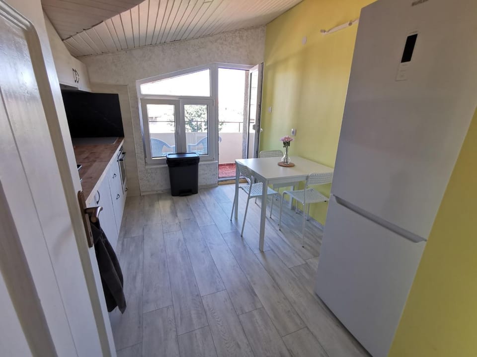 Kitchen or kitchenette, Seating area, Dining area, oven