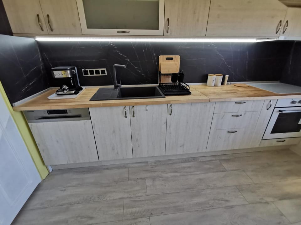 Coffee/tea facilities, Kitchen or kitchenette, dishwasher, oven, stove, toaster