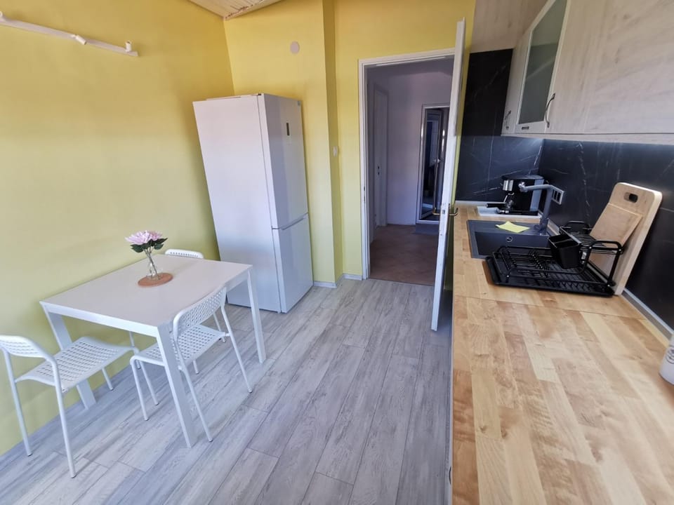 Coffee/tea facilities, Kitchen or kitchenette, Dining area