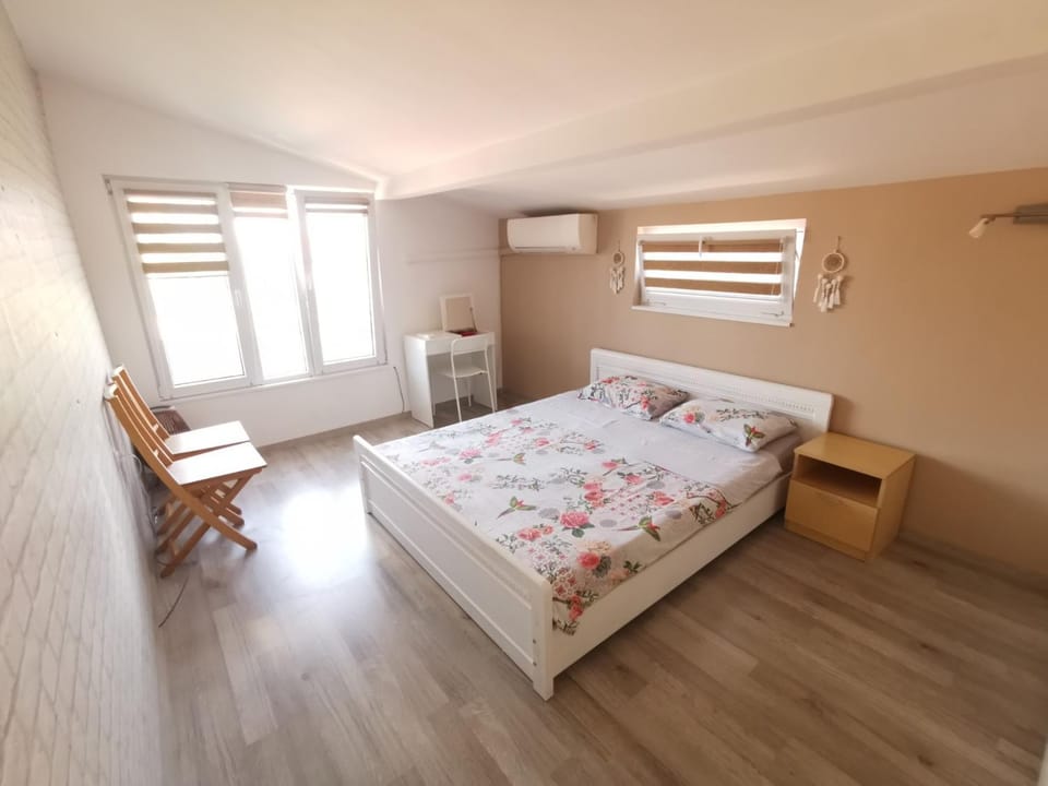 Bed, Photo of the whole room, Bedroom, air conditioner