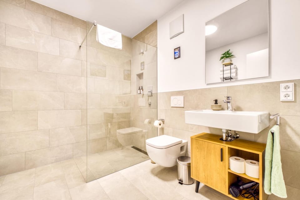Shower, Toilet, Bathroom, towels