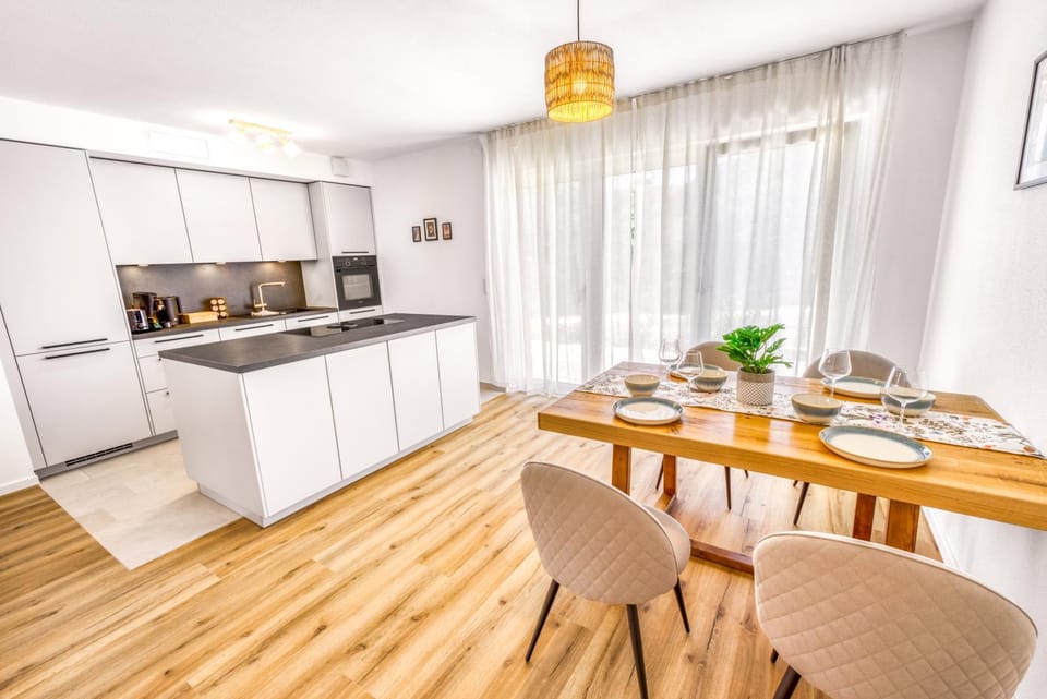 Kitchen or kitchenette, Dining area, dishwasher, oven, stove