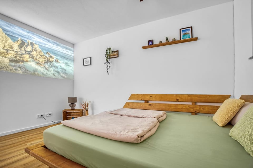 Bed, TV and multimedia, Living room, Photo of the whole room