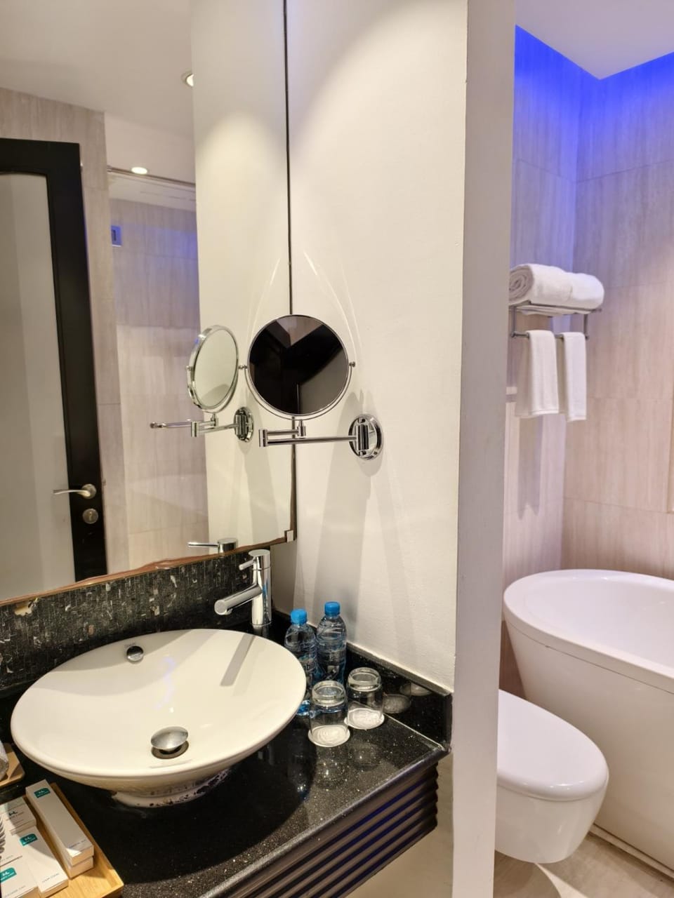 Bathroom, Bath, towels