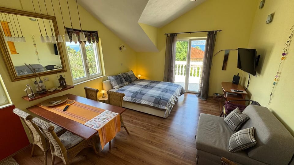 Bed, TV and multimedia, Photo of the whole room, Dining area