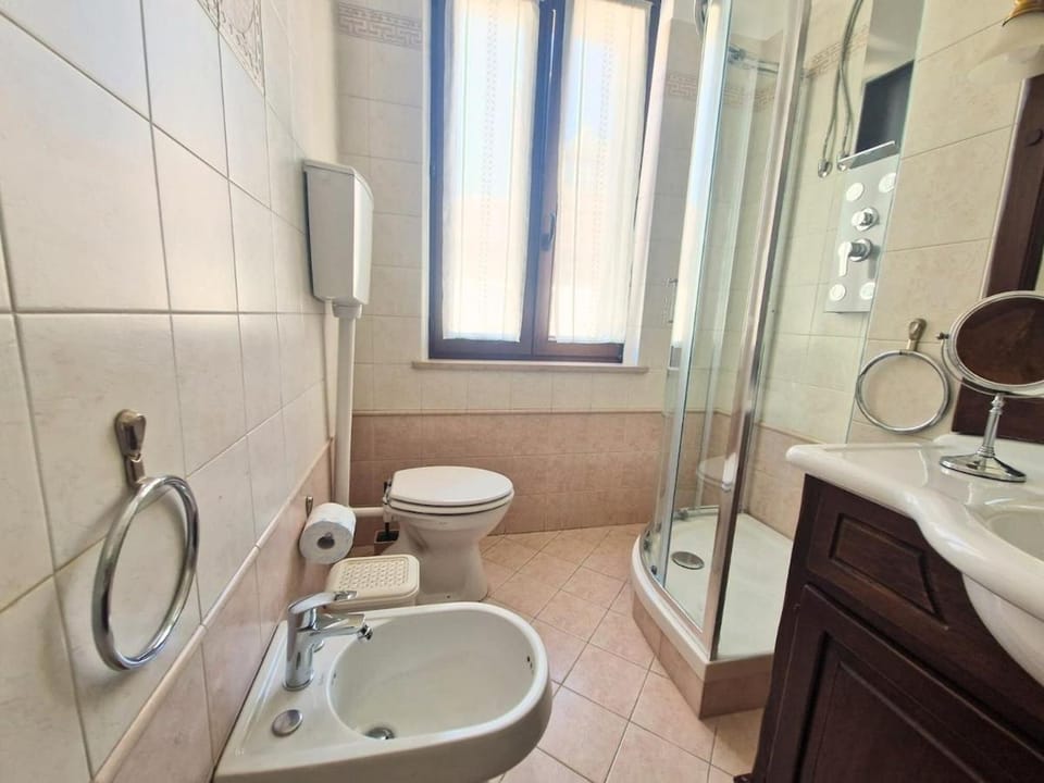 Shower, Toilet, Bathroom, bidet, towels