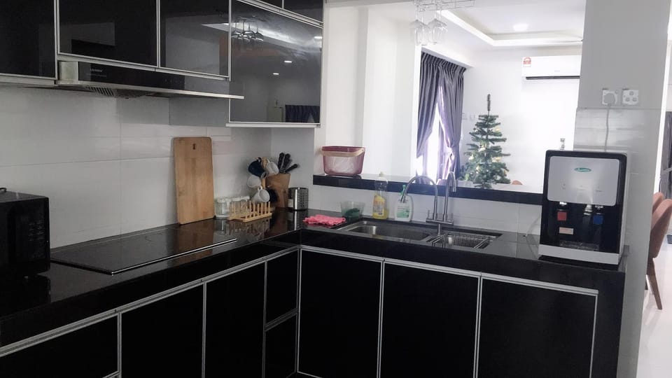 Pelangi party corner house 6bed6bathroom 20 pax House in Johor Bahru