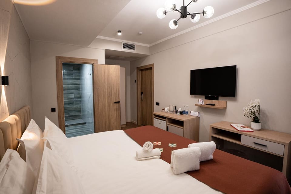 Bed, TV and multimedia, Photo of the whole room, Bedroom