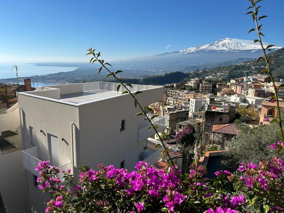 Property building, Nearby landmark, City view, Sea view