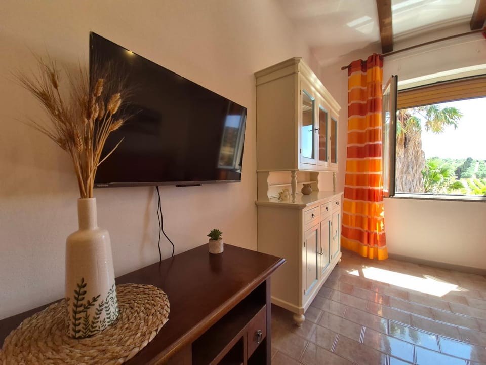 Communal lounge/ TV room, TV and multimedia, View (from property/room), Mountain view