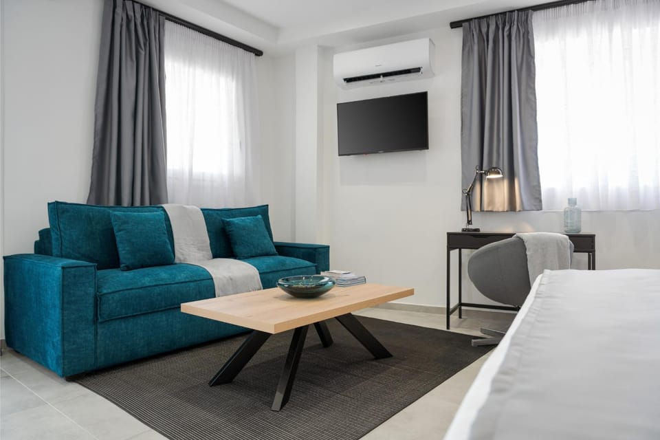 TV and multimedia, Seating area, Bedroom, air conditioner