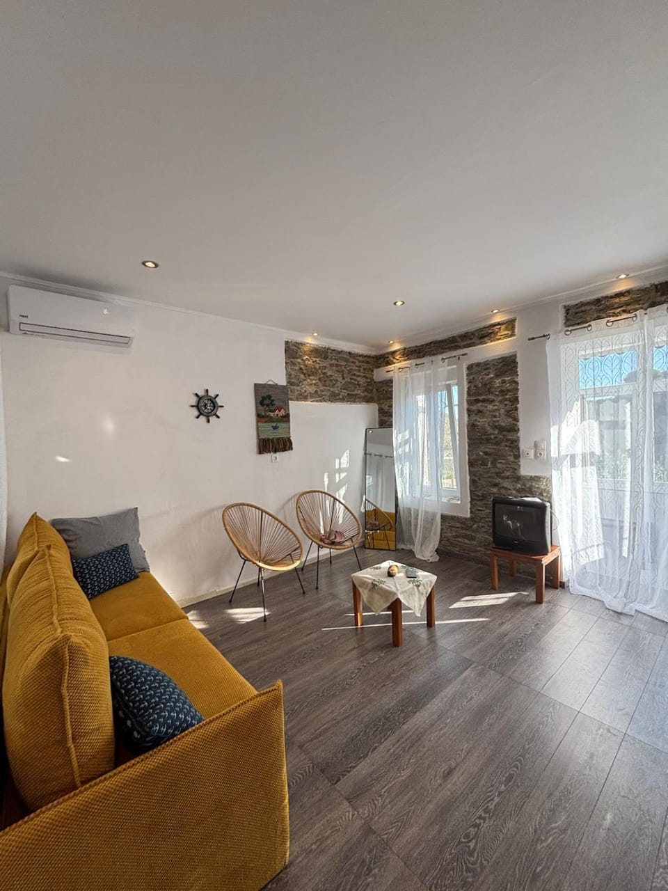 Living room, Seating area, air conditioner