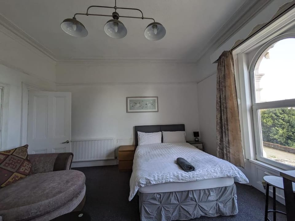 Ensuite triple room by Swansea University Hospital v Bed and Breakfast in Wales