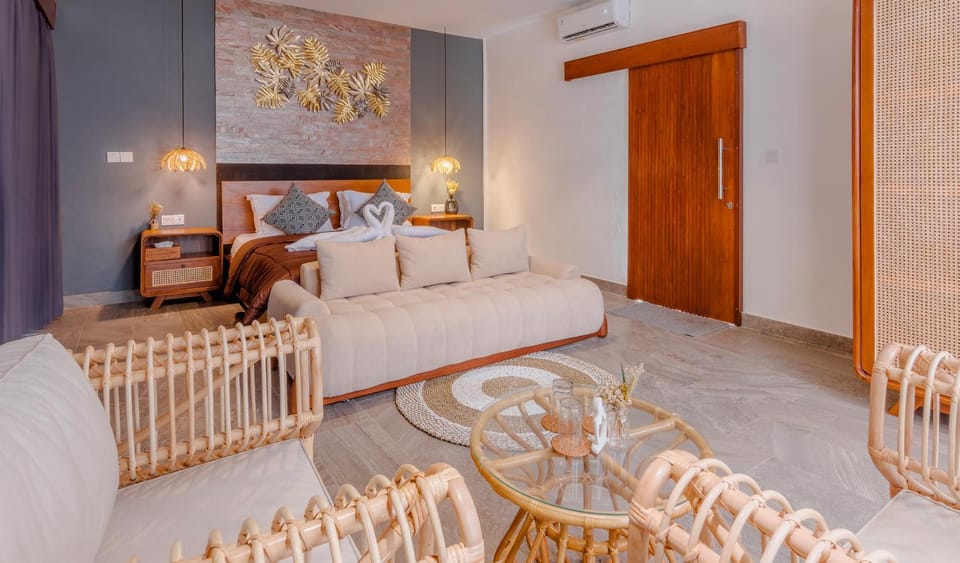Bed, Photo of the whole room, Seating area, Bedroom