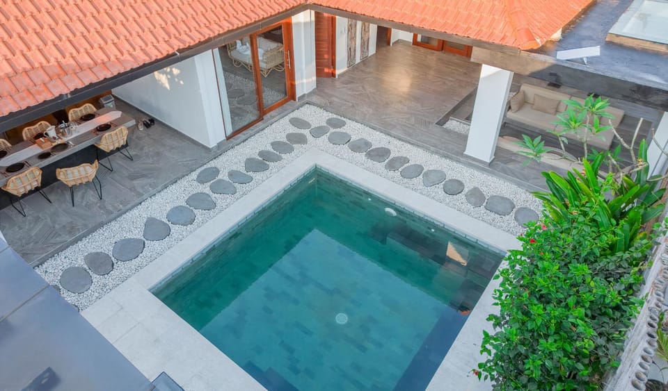 Property building, Day, Pool view, Swimming pool, sunbed