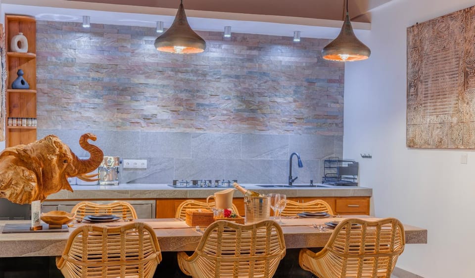 Kitchen or kitchenette, Dining area