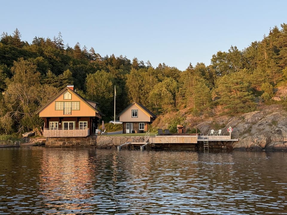 Log cabin with pool, sauna and boat by Torreby Castle Cabin in Västra Götaland County